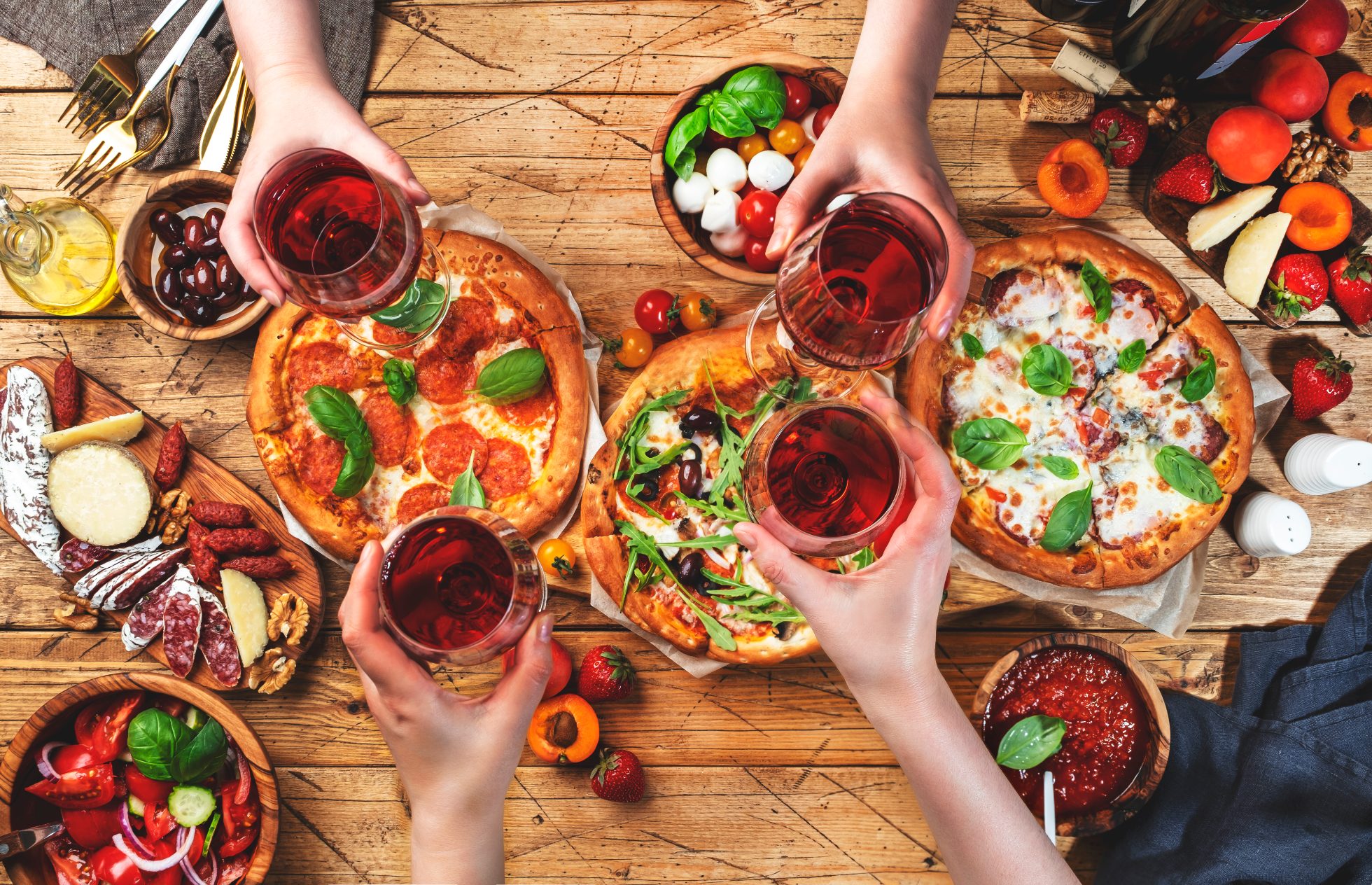 Włoski stół z pizzą, winem i przekąskami